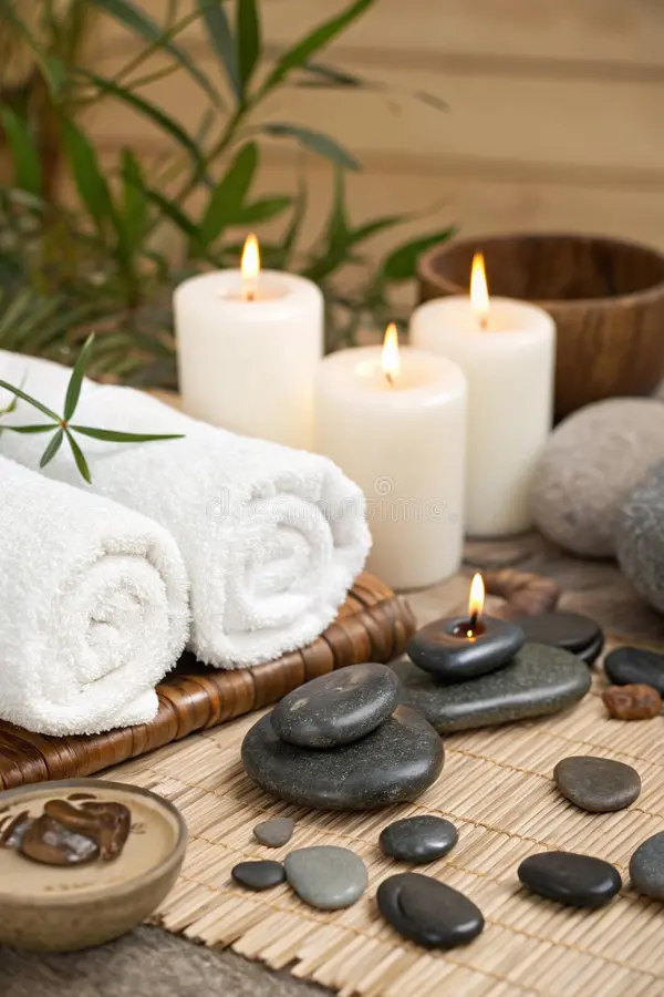Ruhige Spa-Atmosphäre mit gestapelten Massagesteinen